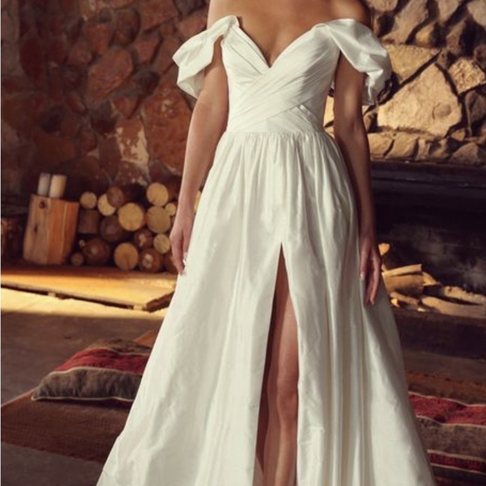 Gorgeous Lihi Hod Off Eva Off Shoulder Wedding Dress with veil